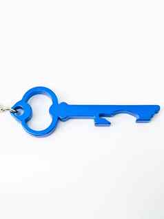 蓝色的不锈钢钢关键的钥匙链孤立的白色背气