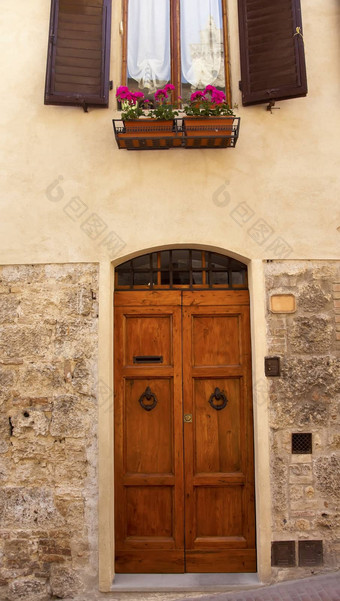 古老的通过窗户中世纪的小镇三吉米尼亚诺托斯卡纳意大利