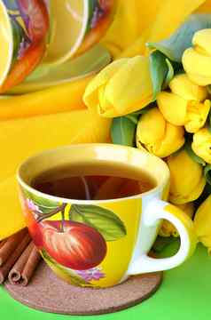 茶杯黄色的郁金香