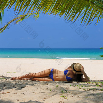 女人海滩棕榈树