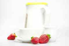 白色杯牛奶壶茶壶草莓孤立的白色