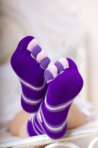 女腿紫色的袜子
