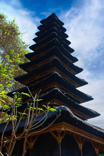 传统<strong>的巴厘岛的</strong>层棕榈屋顶寺庙