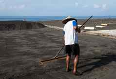 传统的海盐生产火山黑色的沙子