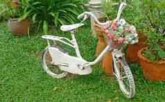 白色自行车花束花花园