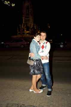 年轻的夫妇街道布拉格夜生活