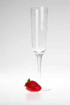 酒玻璃草莓灰色的背景