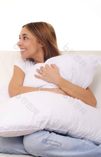 成熟的夫人拥抱枕头沙发上