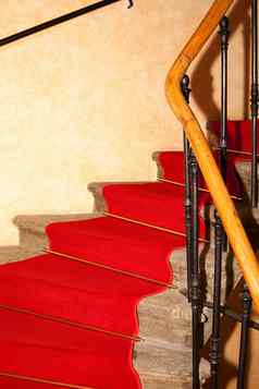 楼梯红色的地毯