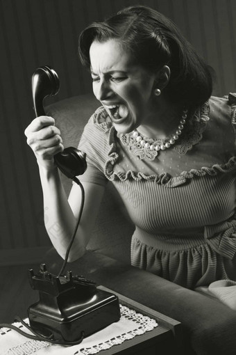 愤怒的女人尖叫复古的电话风格