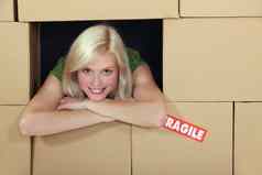 女人包围墙包装盒子