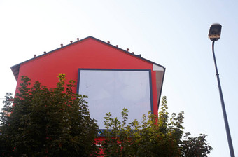 广告牌红色的房子