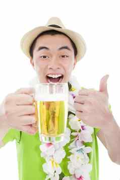 快乐年轻的男人。喝啤酒享受夏天假期