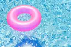 粉红色的橡胶环游泳池