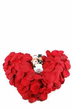 红色的心使玫瑰花瓣情人节一天