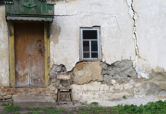 墙被遗弃的房子村