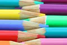 色彩斑斓的铅笔蜡笔交替