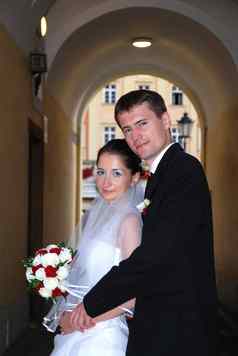 年轻的婚礼夫妇结婚了城市大厅