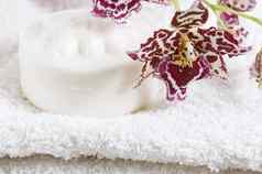 水疗中心项目白色毛巾自然肥皂兰花