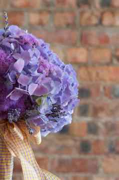 色彩斑斓的紫色的新娘花束花