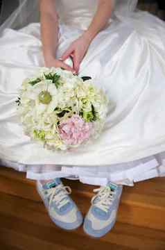 新娘礼服网球鞋子
