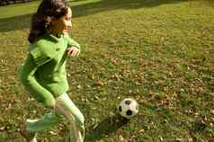 女孩玩足球