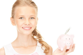 可爱的十几岁的女孩小猪银行钱