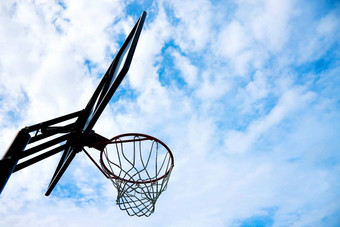 篮球篮子蓝色的天空