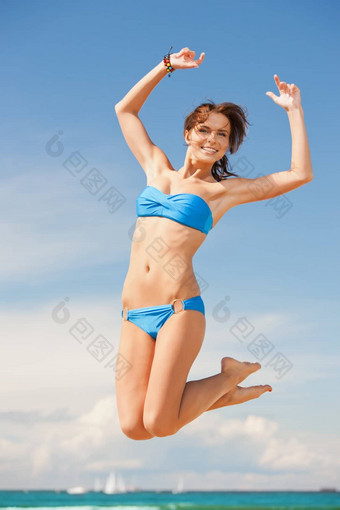 快乐跳女人海滩