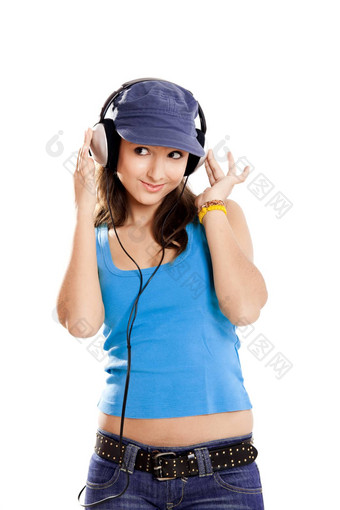 年轻的女孩听音乐
