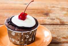 巧克力纸杯蛋糕装饰红色的樱桃