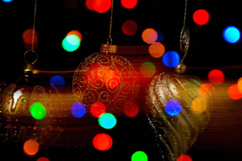 图像圣诞节饰品挂色彩斑斓的背景