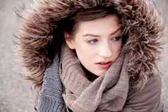 年轻的女人夹克外套罩冬天