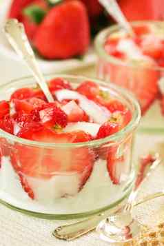 白色酸奶草莓
