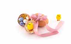 自然复活节鸡蛋粉红色的弓黄色的鸡