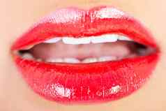 特写镜头拍摄美丽的嘴唇女人红色的口红