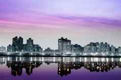 城市晚上紫色的光
