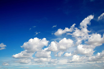 蓝色的天空棉花云