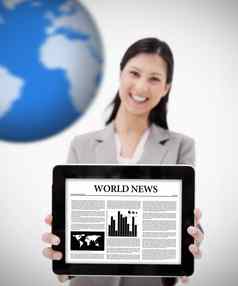 女商人持有数字平板电脑显示世界新闻