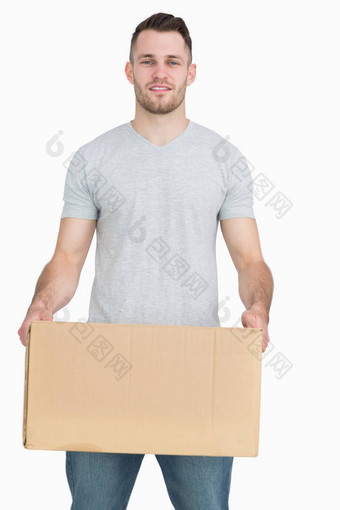 肖像年轻的男人。携带纸板盒子