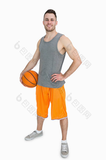 肖像快乐年轻的男人。<strong>篮球</strong>