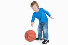 年轻的休闲男孩玩篮球