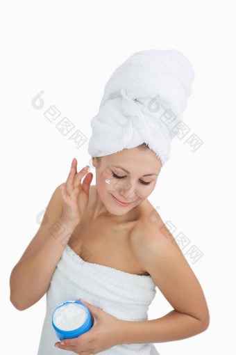 女人包装毛巾应用奶油脸
