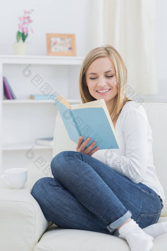 快乐年轻的女人阅读故事书首页