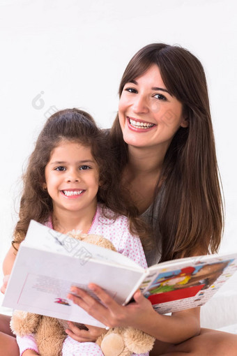 妈妈。女儿阅读故事书