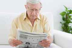 集中岁的男人。阅读新闻