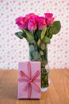 群粉红色的玫瑰花瓶粉红色的礼物倾斜