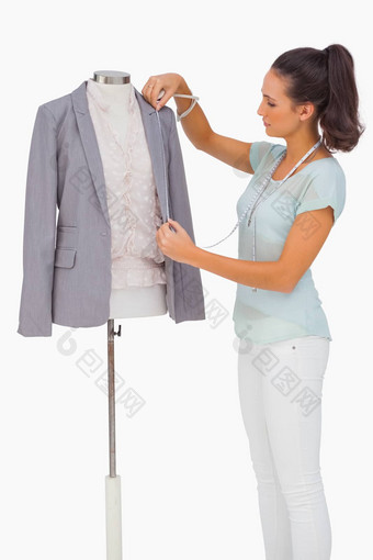 时尚设计师测量夹克翻领人体模型