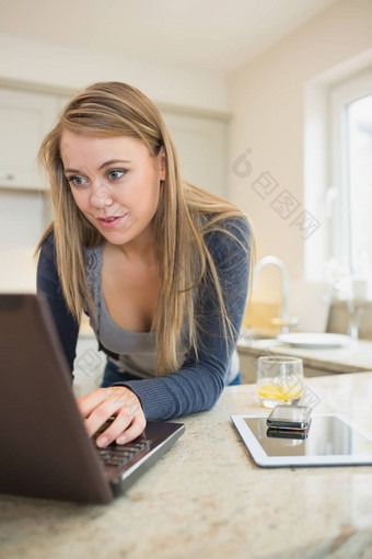 女人打字移动PC聪明的电话平板电脑