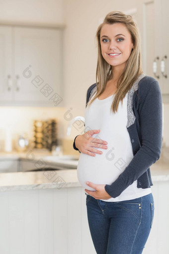 年轻的怀孕了女人